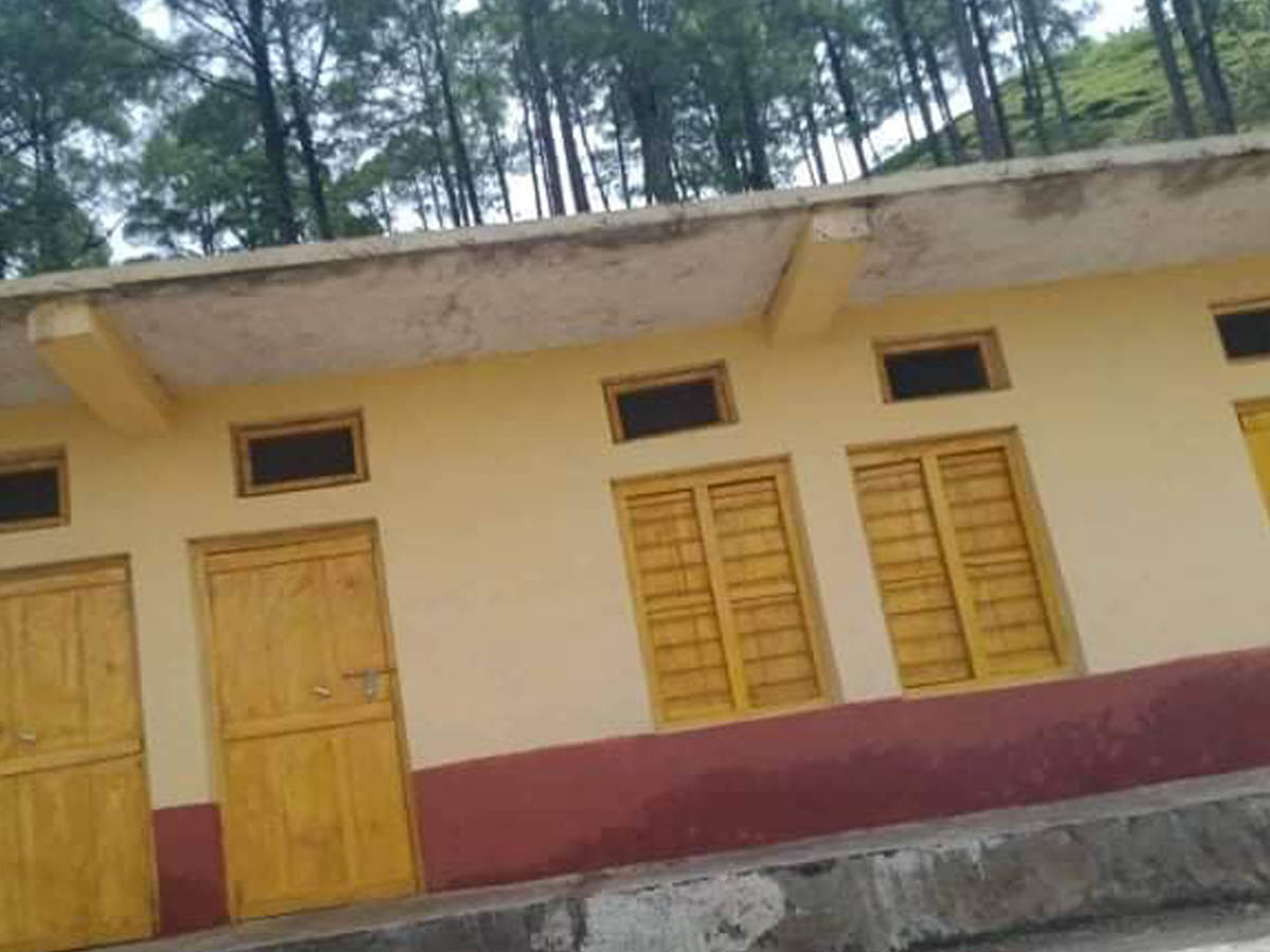 बैतडीको डिलाशैनीमा विद्यालय भवनमा काम गरेका मजदुरले ज्याला पाएनन्